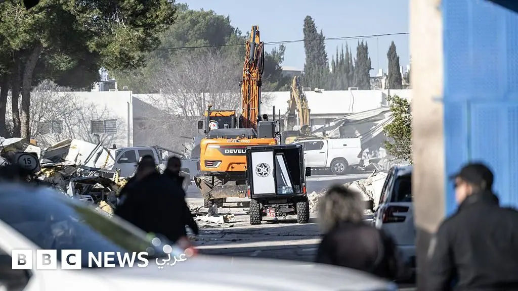إسرائيل تهدم مباني الأونروا في حي الشيخ جراح بالقدس الشرقية، والوكالة تعتبر العملية "جرس إنذار" لأي منظمة دولية أخرى - BBC News عربي