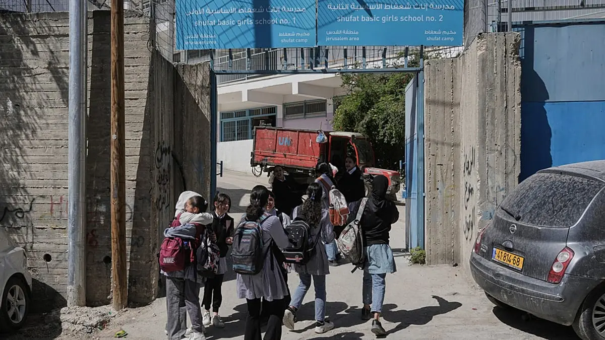 سابقة خطيرة وتحت إشراف بن غفير.. جرافات إسرائيلية تهدم مقر "الأونروا" في القدس
