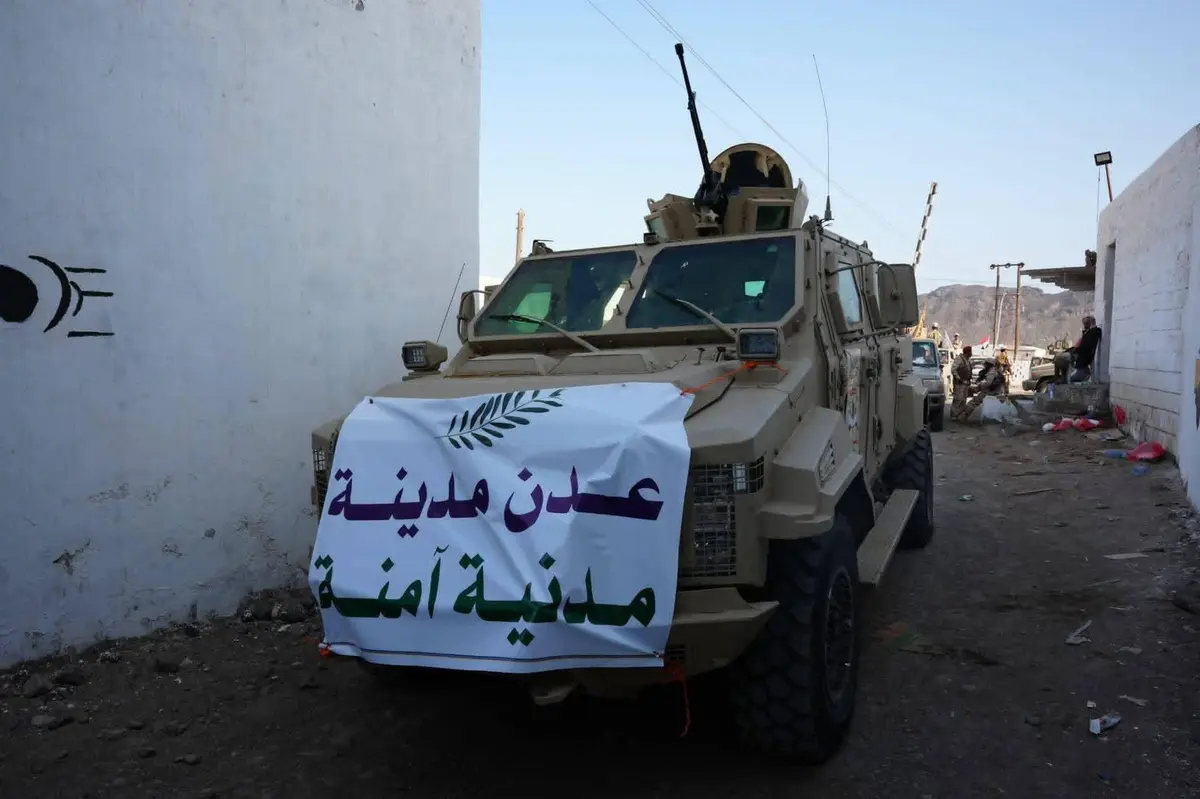 بإشراف مباشر من الرئيس العليمي : تحسّن الكهرباء وصرف الرواتب في عدن مع إعادة هيكلة أمنية