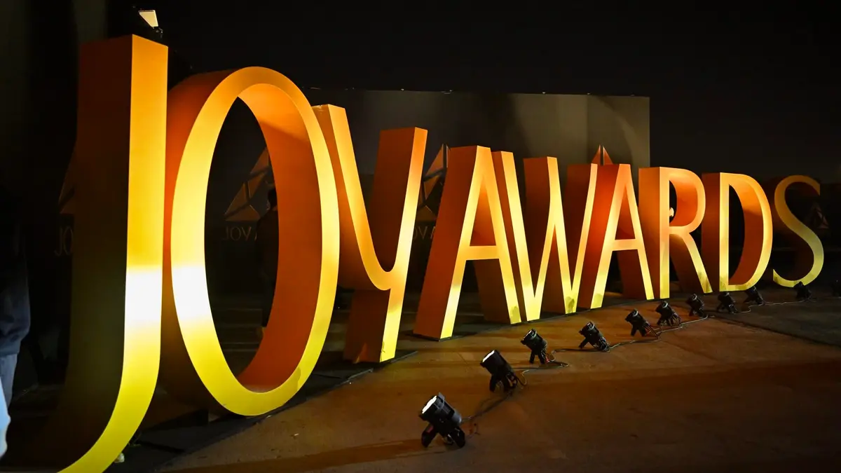 السجّادة الخزامية تتحوّل إلى منصة للموضة في حفل "جوي أووردز" في الرياض