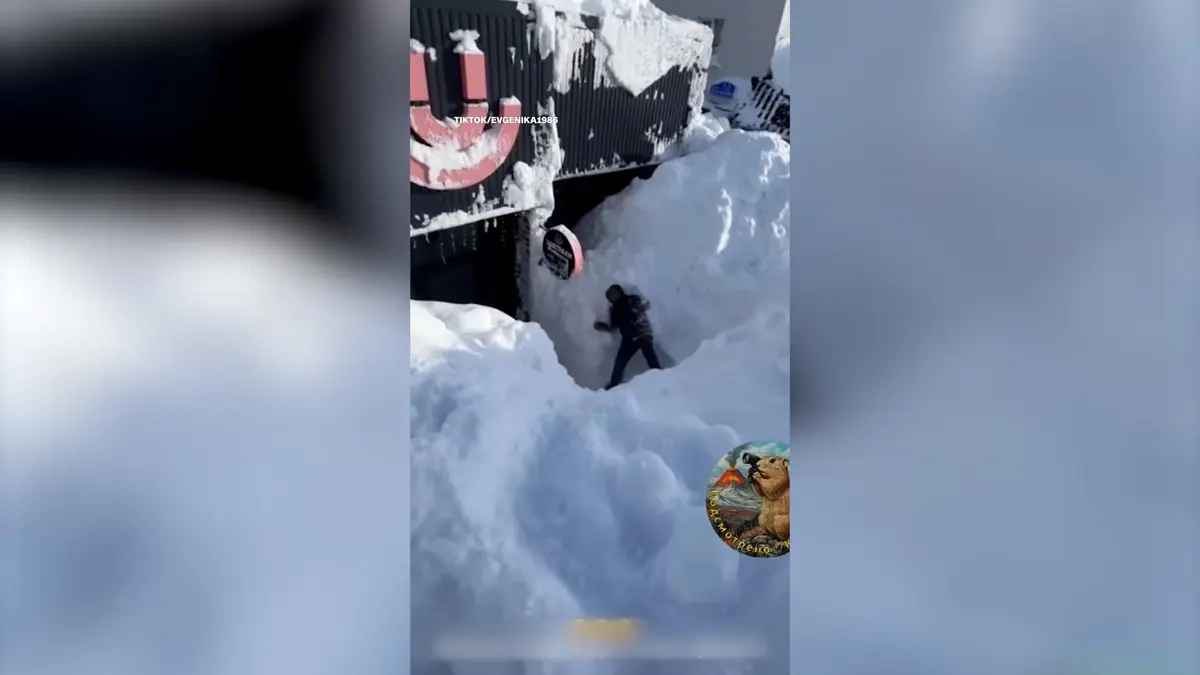 مدينة روسية تُدفن تحت طوابق من الثلوج.. شاهد كيف حاول السكان الخروج