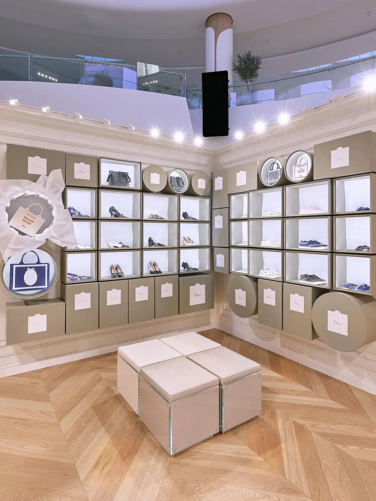 Dior تقدّم أوّل مجموعة لـJonathan Anderson ضمن بوب أب في دبي مول