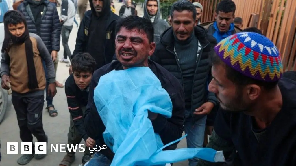 مقتل 11 فلسطينياً بينهم ثلاثة صحفيين يعملون مع اللجنة المصرية في غزة في قصف إسرائيلي على القطاع - BBC News عربي