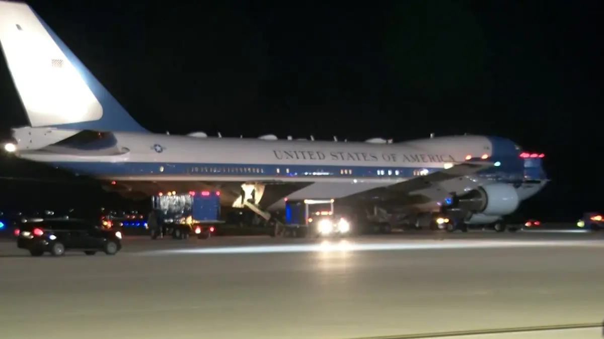 عطل بطائرة الرئاسة الأمريكية يعرقل رحلة ترامب إلى أوروبا.. ماذا حدث؟