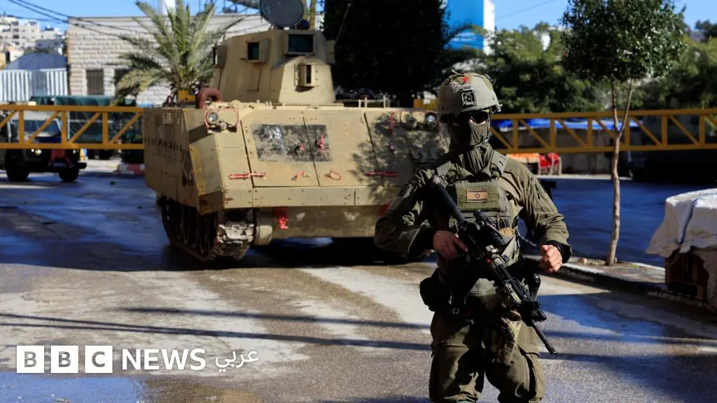 الجيش الإسرائيلي يواصل لليوم الثالث عمليته العسكرية في مدينة الخليل جنوبي الضفة الغربية - BBC News عربي