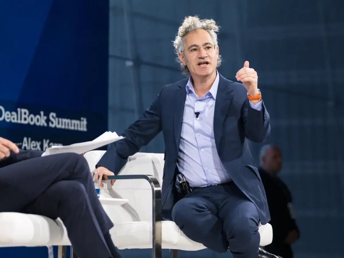 رئيس بالانتير: الذكاء الاصطناعي سيجبر الناس على العمل اليدوي - عالم التقنية