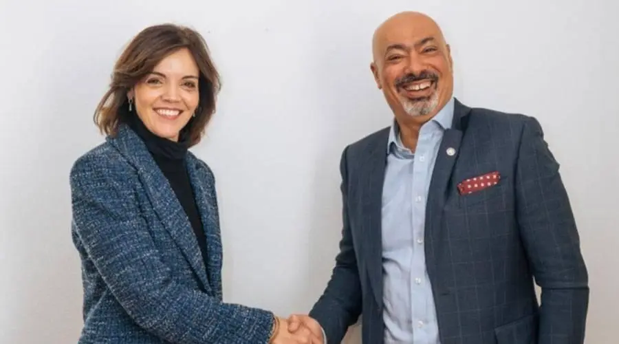 «إي آند» و«آي بي إم» تطلقان الذكاء الاصطناعي الوكيل لتعزيز الحوكمة