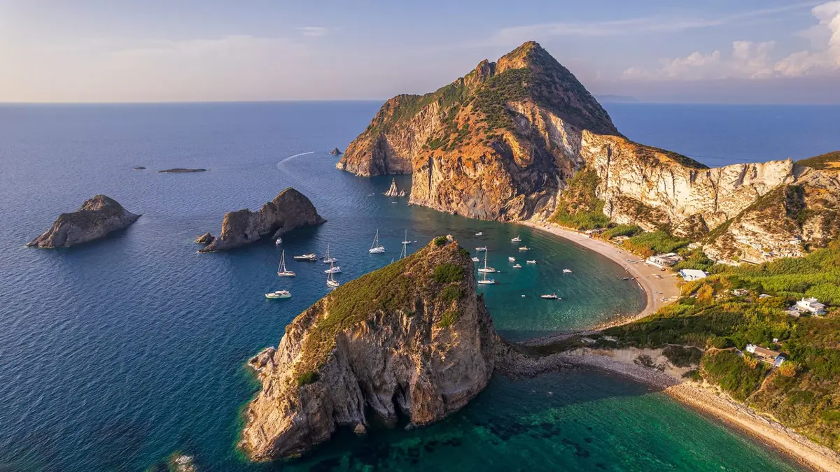 جزيرة إيطالية فردوسية بلا طرق وخالية من السيّاح.. أين تقع؟