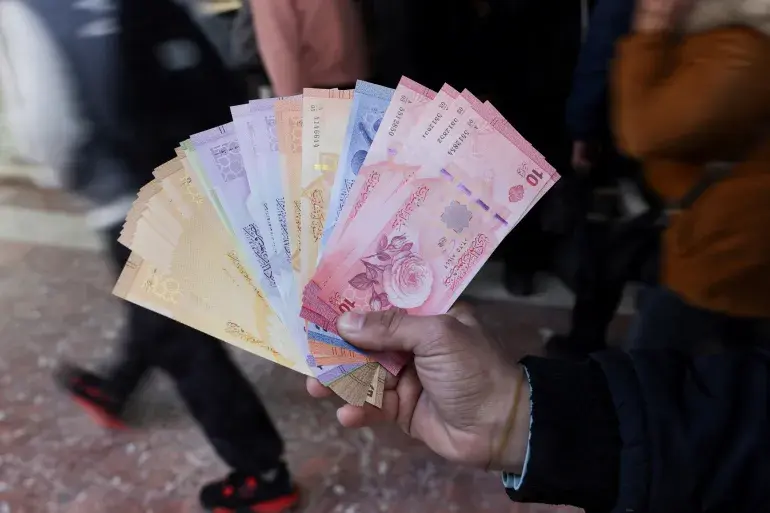 الليرة السورية تسجل استقرارا مع ارتفاع أسعار الذهب