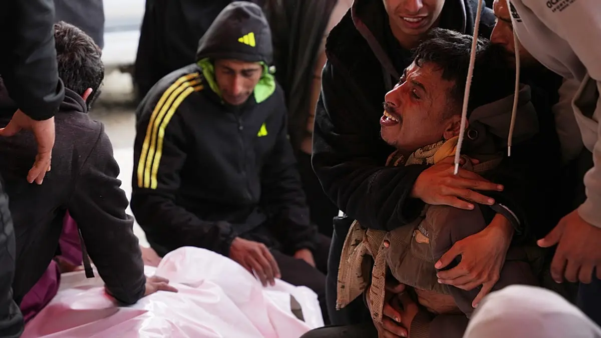 غزة تحت القصف والبرد القارس: أكثر من 10 قتلى وترامب يعيد التلويح بخيار تدمير حماس