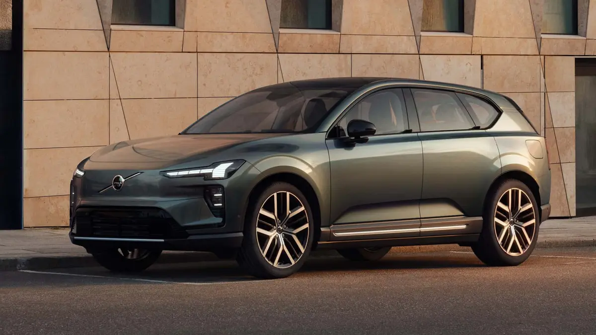 فولفو EX60 2027: مدى قيادة طويل، شحن سريع، ومنفذ شحن تسلا