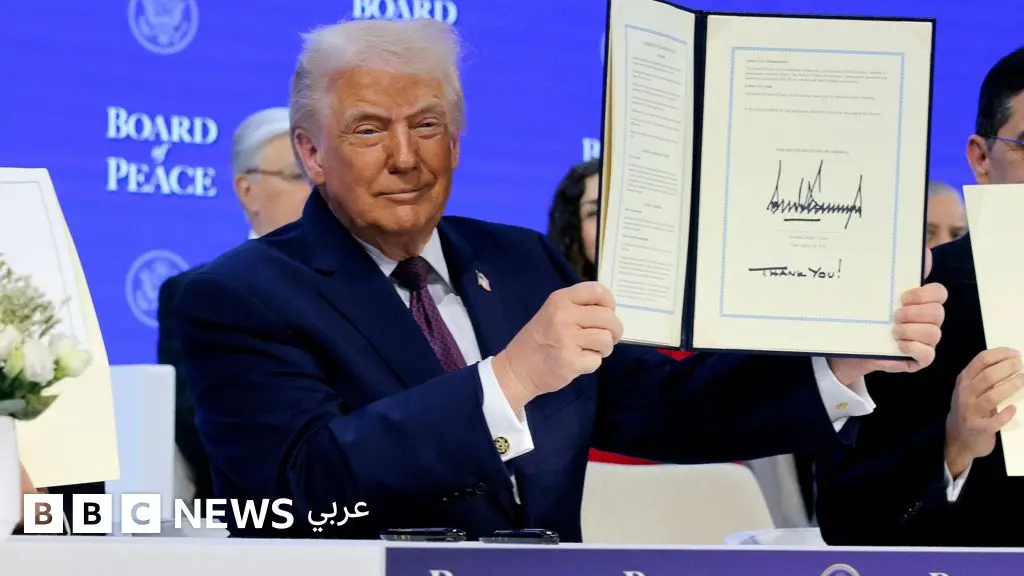 ماذا يقول ميثاق "مجلس السلام" الذي وقّعه دونالد ترامب في دافوس؟ - BBC News عربي