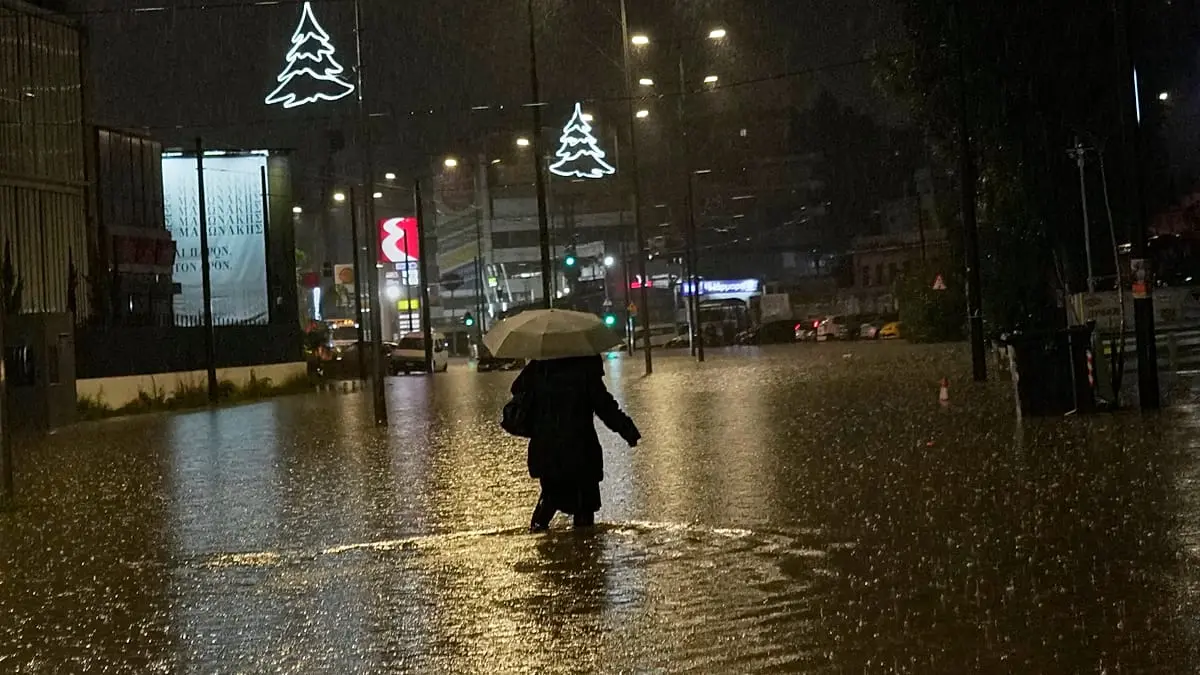 فيديو. طقس عاصف يضرب اليونان ويتسبب بوفاة ضابط في خفر السواحل وامرأة