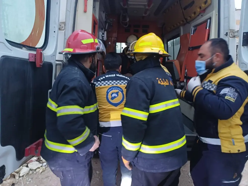 الدفاع المدني ينقذ رجلاً سقط في نفق من مخلفات قسد بالطبقة