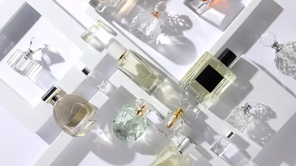 زهرة الخليج - قراءة جديدة لعطور البدايات