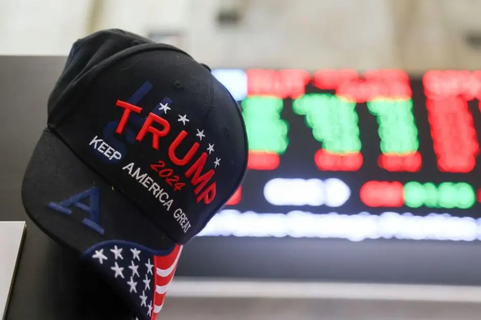 تهديدات ترامب تكبّد الدولار أسوأ أسبوع في عام