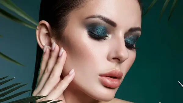 زهرة الخليج - ظلال العيون الخضراء.. كيفية اختيارها ونصائح للتألق بها