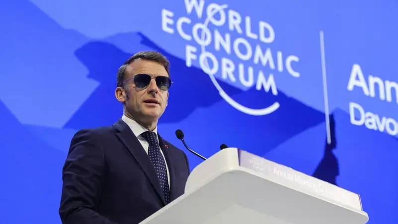 تأثير توم كروز يصل دافوس.. نظارة ماكرون تشعل البورصة الإيطالية