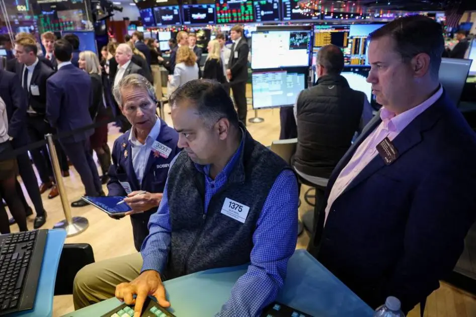 الأسهم الأمريكية تتراجع.. و«إنتل» يهوي 14%