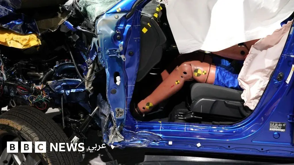 لماذا تكون النساء أكثر عرضة للوفاة في حوادث السيارات؟ - BBC News عربي