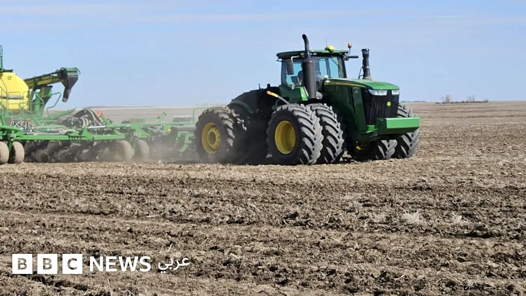 هل المزارع "كثيفة الاعتماد على التكنولوجيا" هي مستقبل الزراعة؟ - BBC News عربي