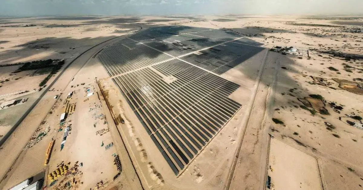 شركة إماراتية: سلمنا محطتي طاقة شمسية للحكومة اليمنية