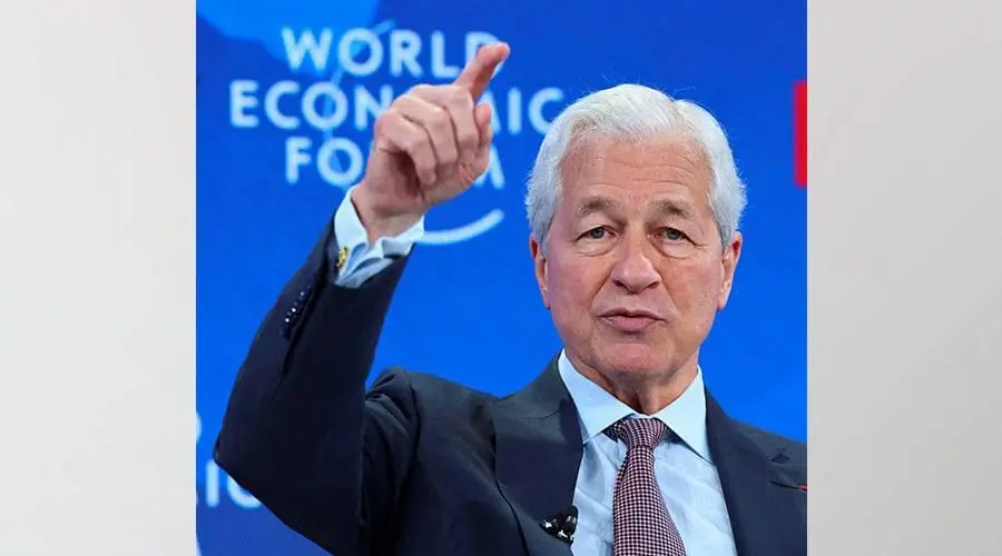 ترامب يقاضي «جيه بي مورغان» ورئيسه لإغلاق حساباته المصرفية