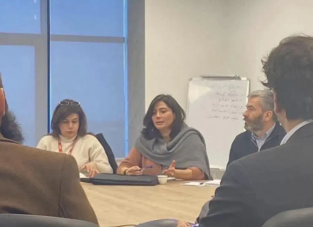 من أقبية الأمن إلى أروقة الإغاثة: ابنة آصف شوكت تثير الجدل بتمثيلها منظمة أممية في سوريا