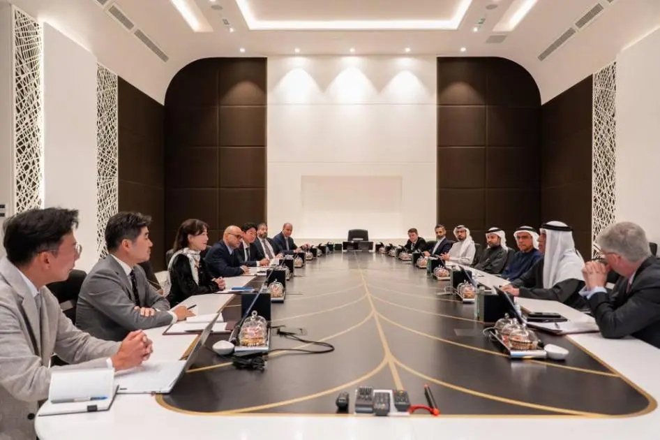 سعود بن صقر يبحث مع «سامسونج للإلكترونيات» فرص التعاون