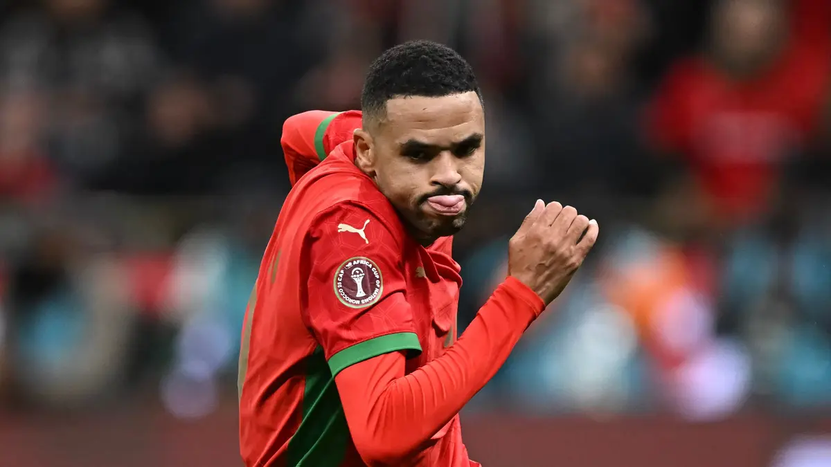 النصيري يمسك بقلم التوقيع مع يوفنتوس