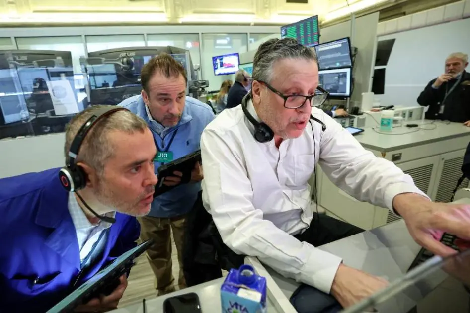 «وول ستريت» تتباين.. و«إنتل» يهوي 14%