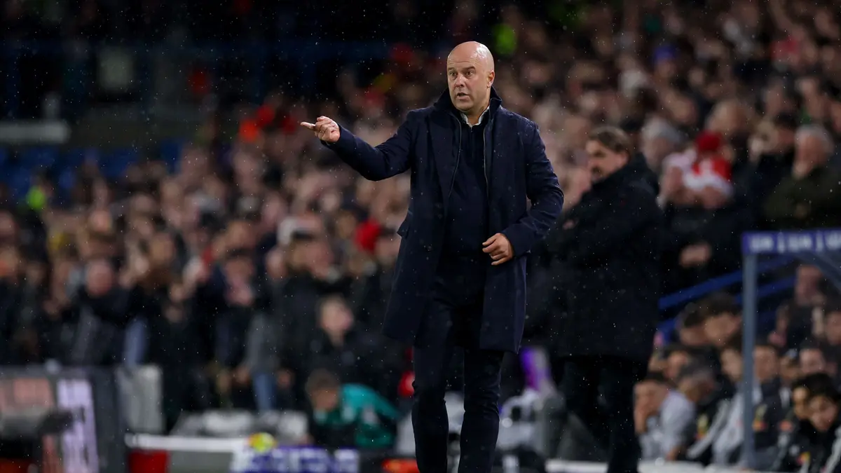 سلوت يطفئ نيران انتقادات جيرارد ويقر بخطئه مع ليفربول