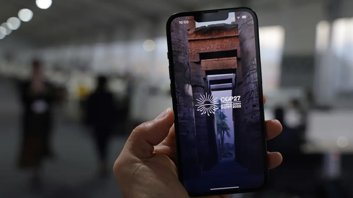 إعلامية مصرية تنتقد قرار جمارك المحمول ونجيب ساويرس يعلق