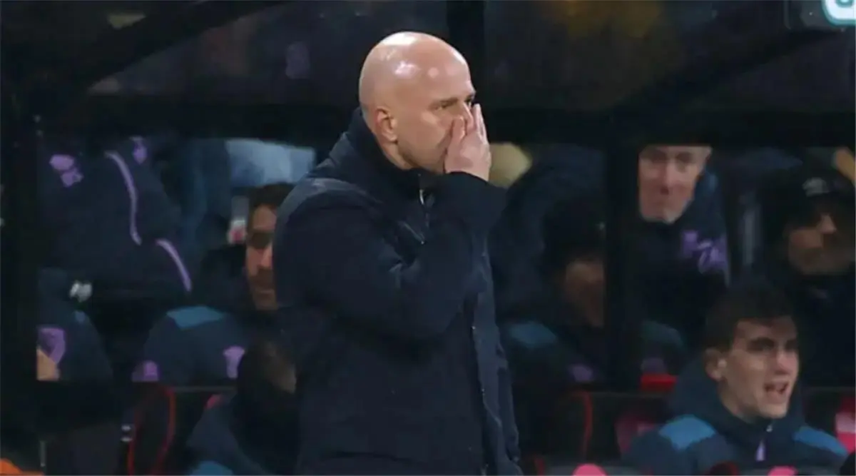 لاعب ليفربول يغادر مباراة بورنموث مصابًا