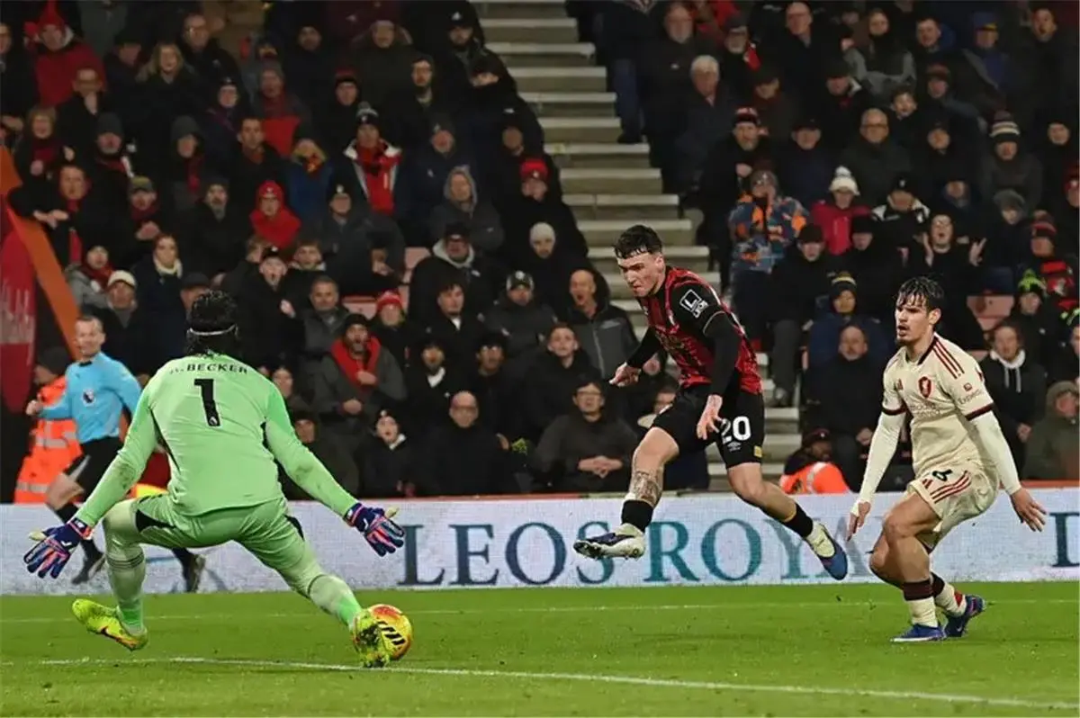 خيمنيز يسجل هدف بورنموث الثاني أمام ليفربول