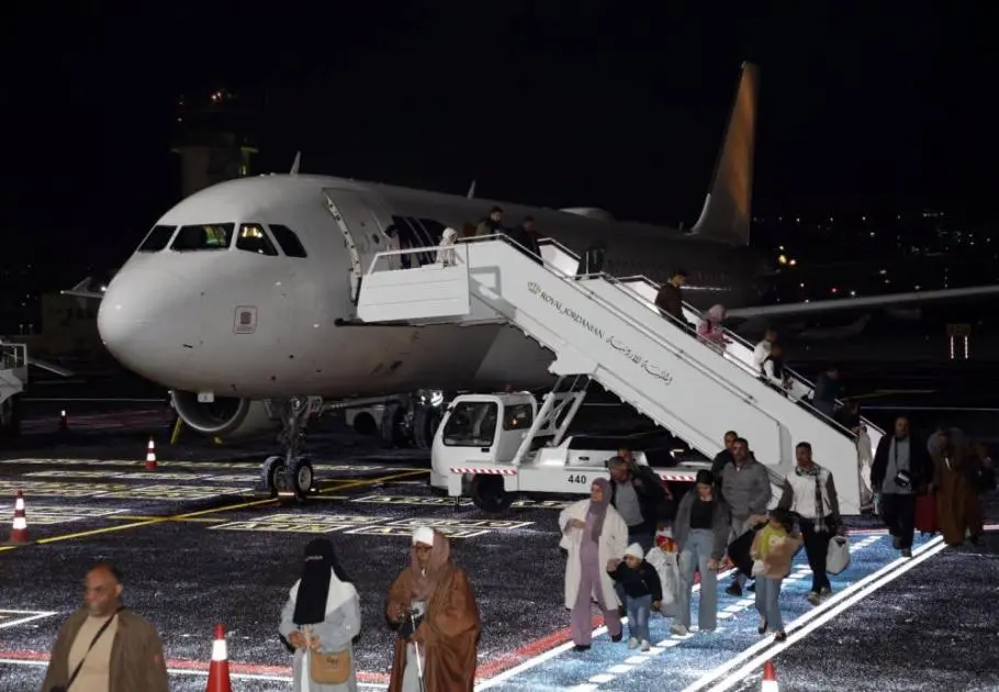 مطار «مدينة عمّان» يستقبل أول طائرة بعد إعادة تشغيله