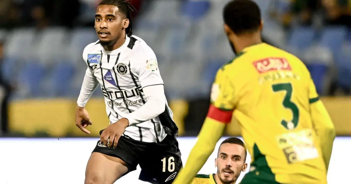 الخليج يفرض التعادل على الشباب رغم النقص العددي