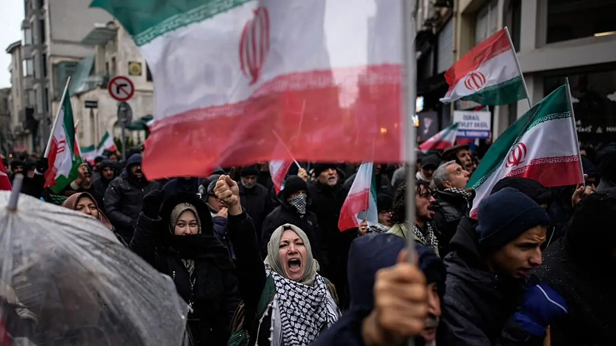 أساطيل في الطريق و"إصبع على الزناد".. طهران: أي هجوم سيُواجَه بـ"حرب شاملة"