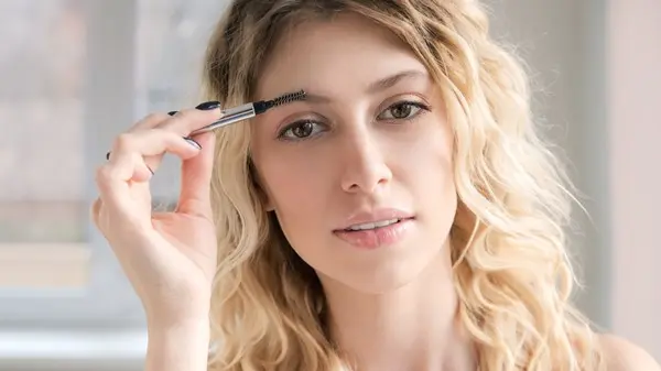 زهرة الخليج - عززي حقيبة مكياجكِ اليومية بمستحضرات مثالية لجمالكِ