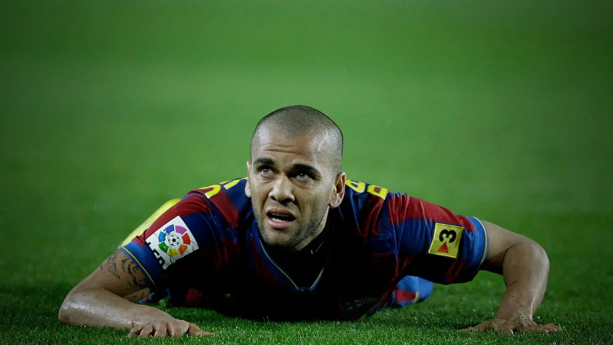 بعمر 42 عامًا.. داني ألفيس يفاجئ الجميع بقرار محتمل