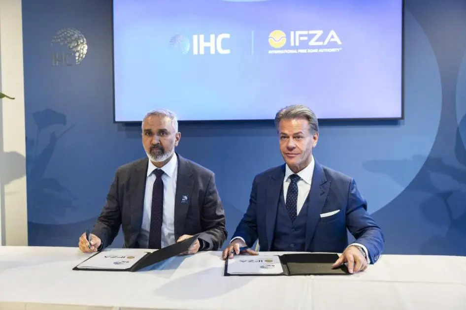 شراكة بين «إيفزا» و«العالمية القابضة» في دافوس