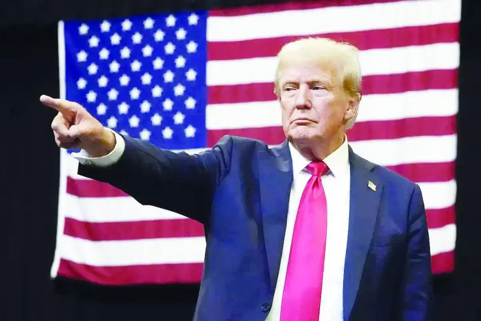 ترامب يهدد كندا بفرض رسوم جمركية 100%