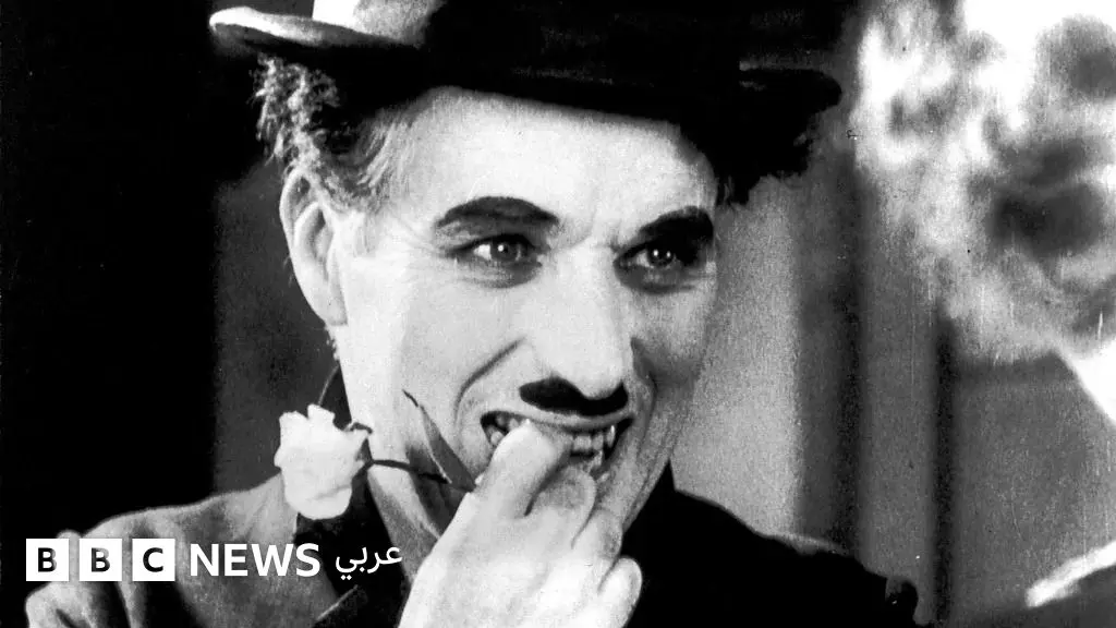 تشارلي شابلن: قصة فيلم "أضواء المدينة" وأعظم لقطة ختامية في تاريخ السينما - BBC News عربي