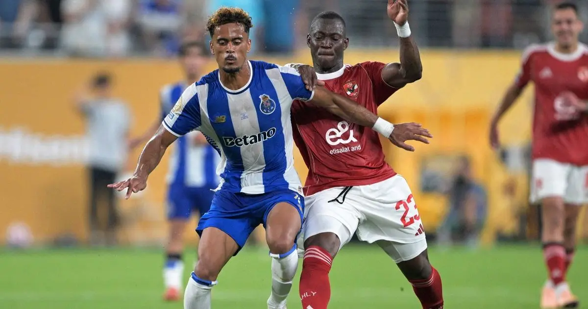 لاعب الأهلي المصري "يبكي" بعد عرقلة انتقاله إلى فالنسيا