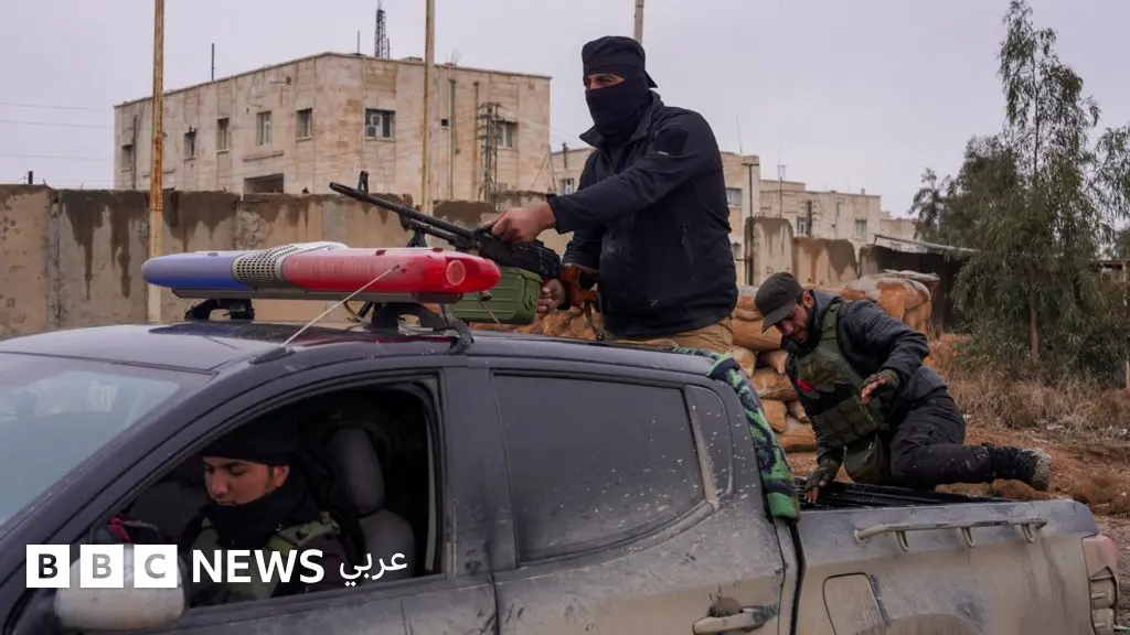 الحكومة السورية تمدد وقف إطلاق النار مع "قسد" 15 يوماً دعماً لنقل سجناء من "تنظيم الدولة الإسلامية" إلى العراق - BBC News عربي