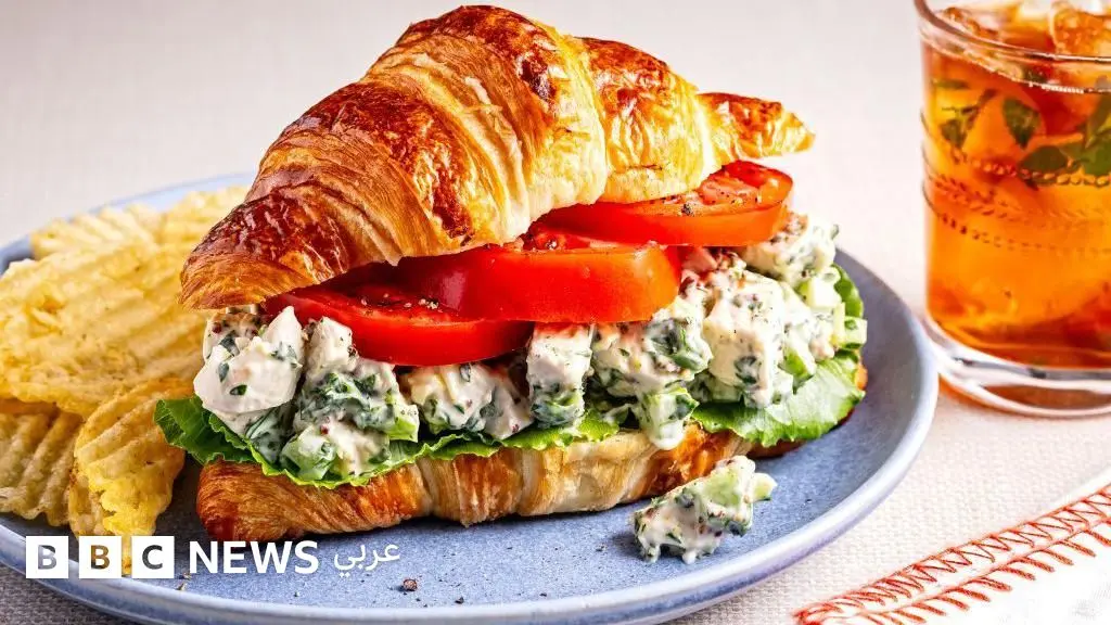 الكرواسون بالشاورما: ماذا فعل اللبنانيون بالمخبوزات الفرنسية؟ - BBC News عربي