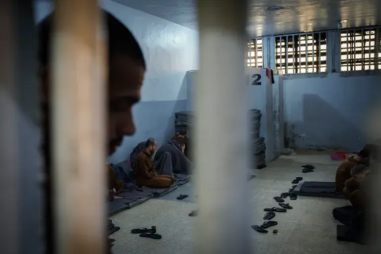 تقرير حقوقي يوثق الانتهاكات في سجون قسد.. ودعوة للمدنيين للحفاظ على الأدلة