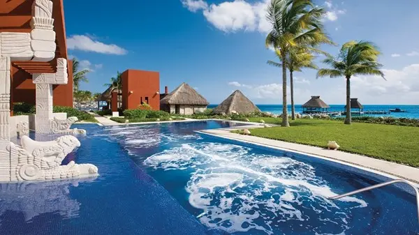 زهرة الخليج - من الينابيع إلى الشواطئ.. «العلاج بالماء» أصبح حلم المسافرين في 2026