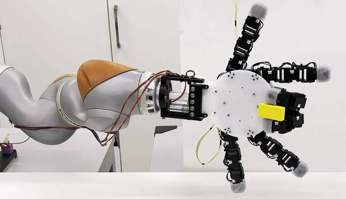 هاشتاق عربي - يد روبوتية بقدرات تتجاوز اليد البشرية