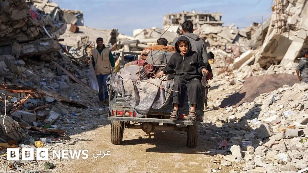 حرب غزة: إسرائيل تعلن استعادة رفات آخر رهينة من غزة، ووصول تسعة معتقلين فلسطينيين أحياء إلى القطاع - BBC News عربي